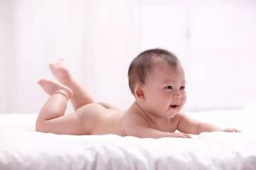 寶寶無意識的一個小動作，竟有這么多好處